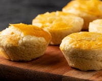 Empadinha com apenas 3 ingredientes: essa versão feita com massa de pastel na airfryer tem menos calorias e fica pronta rapidinho