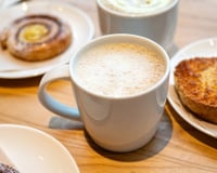 Café passado na hora e lanche quentinho: combo para transformar sua rotina está com até 52% de desconto