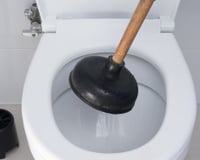 É um hábito comum em muitas casas brasileiras, mas é péssimo para o encanamento: por que não jogar restos de sabonete no vaso sanitário