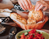 Com quantos anos você descobriu por que os restaurantes dão pão de graça antes da refeição?