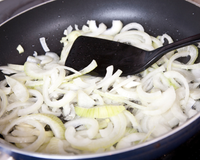 Os profissionais adicionam 2 ingredientes assim que começam a refogar a cebola: ela ficará dourada e macia, e o apartamento não terá cheiro por horas