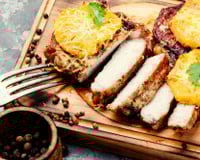 Fatias de lombo com abacaxi agridoce finalizado com salsinha