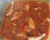 Acém na pressão com cerveja preta e creme de cebola