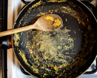 Essa técnica evitará que os alimentos grudem na panela, mesmo que você não esteja prestando atenção