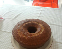 Bolo simples de coco com cobertura de chocolate (muito fácil)