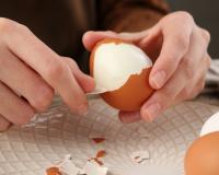 Esse é o melhor jeito de evitar sofrimento na hora de descascar o ovo, segundo especialista em alimentos: não tem a ver com vinagre na água
