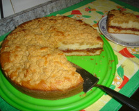 Bolo com recheio de goiabada e cobertura crocante