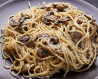 Eu fiz para o meu marido e ele achou que era de restaurante: receita fácil de macarrão com cogumelos suculentos que impressiona