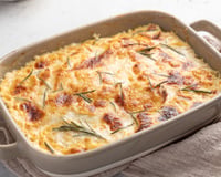 Batata gratinada aos 3 queijos: receita prática que suja pouca louça e rende para toda a família