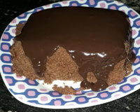 Bolo de caneca sem ovo com cobertura de chocolate