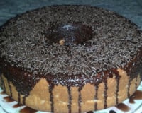 Bolo de laranja com cobertura de chocolate