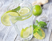 Água morna com limão ajuda a emagrecer?