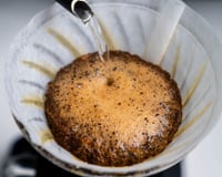 Se você coa o café desse jeito está "deixando o sabor para trás": as dicas de um barista experiente para extrair todo o sabor dos grãos com um simples passo