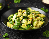 Salada coreana de pepino bem temperadinha: é saudável e fácil de fazer em casa