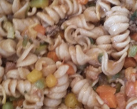 Macarrão integral com legumes e carne