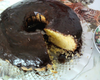 Bolo de laranja com casca com cobertura de chocolate