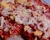 Pizza de salsicha com pão amanhecido