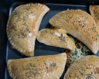 Pastel assado com recheio de pizza