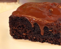 Bolo de chocolate sem farinha tão fácil que com 10 anos eu já sabia fazer: massa fofinha e úmida como todo mundo gosta