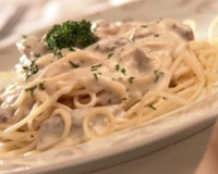 Massa ao molho de Philadelphia com tiras de alcatra