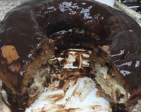 Bolo crocante de ovomaltine e recheio de beijinho