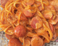 Macarrão com salsicha e creme de leite