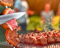 Você pode estar contaminando a carne sem perceber: o erro no churrasco que coloca sua saúde em risco