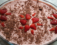 Pavê mousse de morango e chocolate da Taí