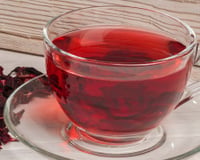 Chá de hibisco com louro e canela: essa receita de 3 ingredientes chama atenção pelos benefícios e é muito fácil de fazer em casa