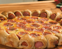 Receita pra sair da rotina: pizza com borda de cachorro-quente para quem não consegue escolher entre os dois lanches