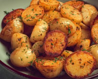 Os cozinheiros concordam: "Para obter batatas assadas douradas, não adicione mais óleo, mas sim 2 colheres de sopa de amido de milho."
