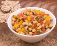 Salada de feijão fradinho com tomate, cebola e pimentões