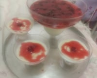 Manjar de coco com calda de morango