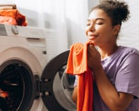 O amaciante deixa suas roupas cheirosas quando sai da máquina, mas o perfume desaparece quando seca? Descubra os segredos para fazer o amaciante cheirar bem por mais tempo