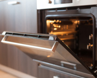 Forno de embutir ou convencional: descubra o melhor tipo para cozinhas pequenas