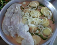 Peixe ao molho de tomate e leite de coco