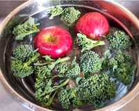 Como higienizar frutas e verduras do jeito certo se os alimentos sempre bóiam pro mesmo lado?