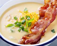 Nada de sopa sem graça, essa receita de sopa de batata muito cremosa é o jantar perfeito para comer nessa friaca!