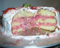 Bolo de morango e marshmallow