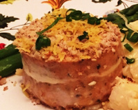 Hambúrguer de salmão com cream cheese e amêndoas