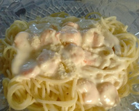 Macarrão com camarão ao molho de quatro queijos