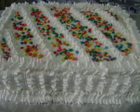 Bolo alegre de aniversário