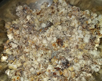 Pipoca gourmet de leite em pó com flocos crocantes