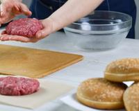 Pouca gente sabe, mas o segredo para o hambúrguer caseiro ficar igual de hamburgueria está nesse detalhe do modo de preparo