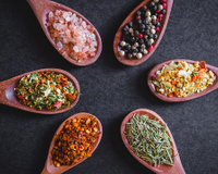 Especialista em nutrição alerta: "Alguns temperos devem ser utilizados apenas cozidos ou refogados"