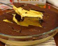 Bombom aberto de maracujá na travessa: sobremesa com casquinha crocante de chocolate é melhor que ovo de Páscoa