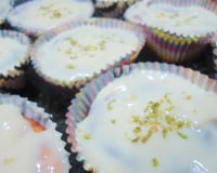 Bolinho de limão com cobertura de leite condensado