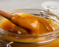 Doce de leite condesado caseiro no pote de vidro com colher