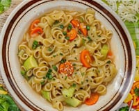 Sopa de macarrão com batata e cenoura