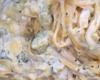 Macarrão com brócolis e molho branco